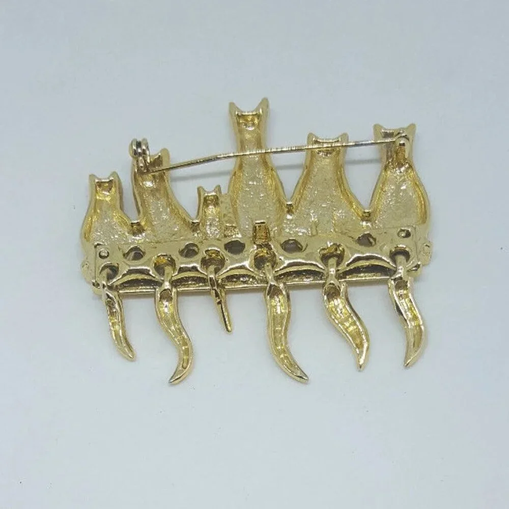 6 CATS ON A MANTLE With Dangling Tails Green‎ Eyes Vintage Gold Tone Brooch Pin